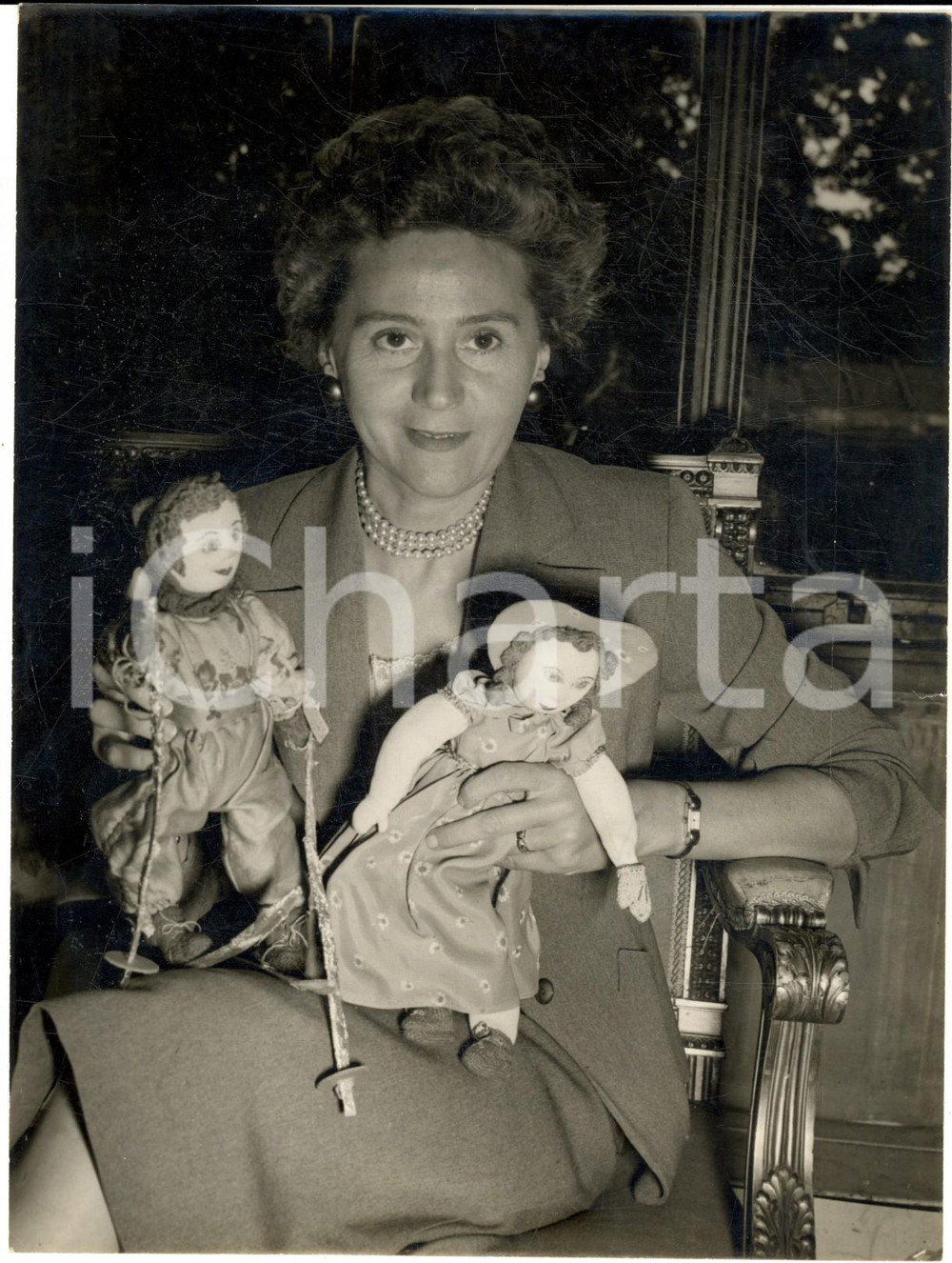 1954 LONDON Odette CHURCHILL with dolls made while she was war prisoner - Photo Fotografia d'epoca, con didascalia coeva al verso. CONDIZIONI: poor (piegatura evidente lungo il lato destro e lieve sovraimpressione) FORMATO: 15x20 cm    originale e autentica 1