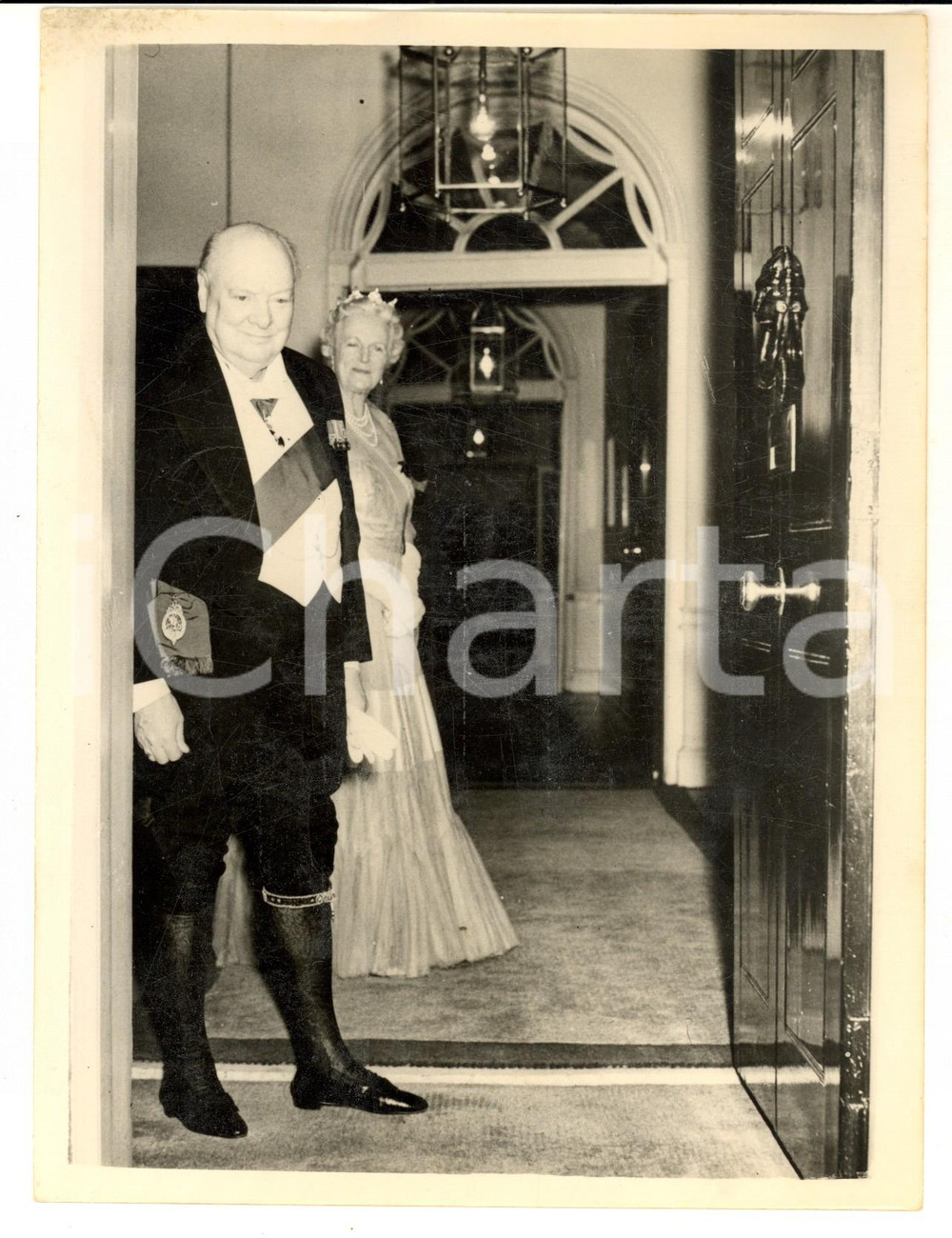 1955 LONDON Sir Winston and Lady CHURCHILL moving to dine with Queen - Photo Fotografia d'epoca, con didascalia coeva al verso. CONDIZIONI: G (ma lievi residui di polvere) FORMATO: 15x20 cm    originale e autentica 1