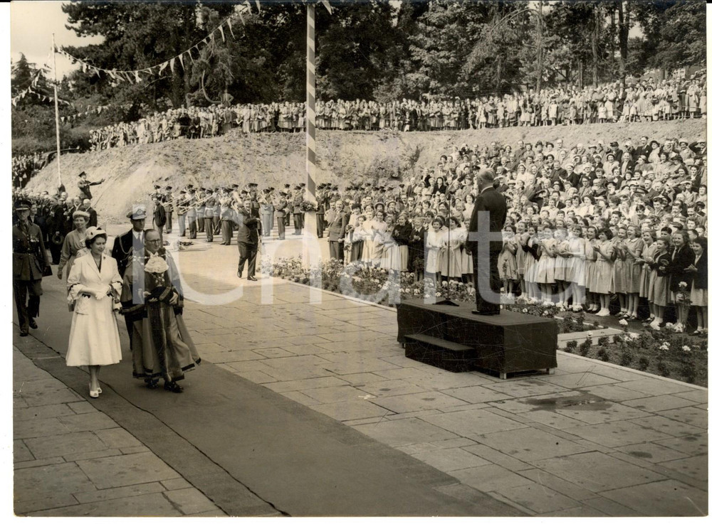 1953 NEWPORT (MONMOUTHSHIRE) Music greets the Queen in her Coronation Tour PHOTO Fotografia d'epoca, con didascalia coeva al verso.  CONDIZIONI: G CONDIZIONI: 20x15 cm    originale e autentica 1