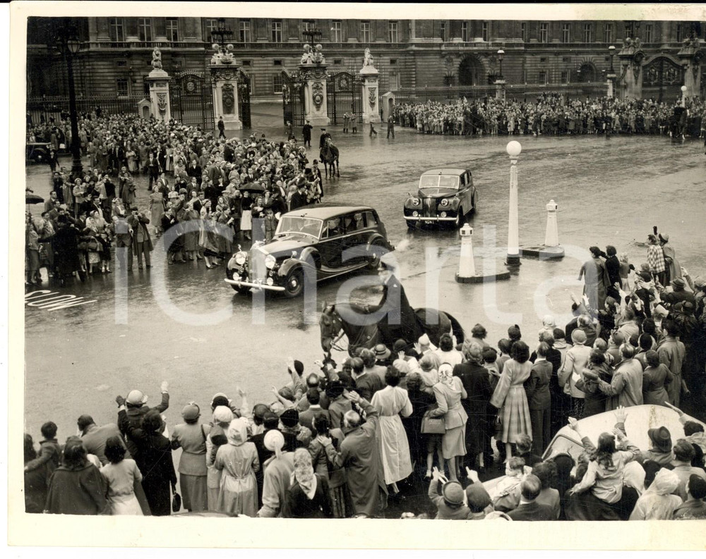 1953 LONDON Crowds watch the Queen leaving the Palace by car - Photo 20x15 cm Fotografia d'epoca, con didascalia coeva al verso.  CONDIZIONI: G CONDIZIONI: 20x15 cm    originale e autentica 1