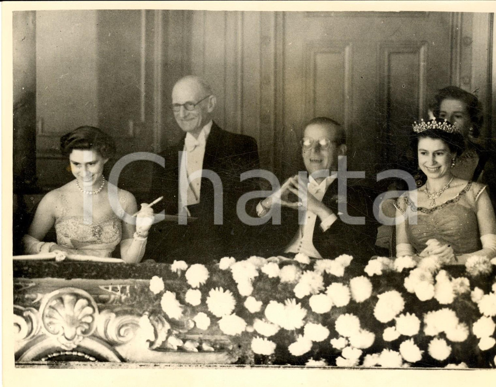 1953 LONDON COLISEUM  The Queen and the Duke of Edinburgh attend Command Show Fotografia d'epoca, con didascalia coeva al verso.  CONDIZIONI: G CONDIZIONI: 20x15 cm    originale e autentica 1