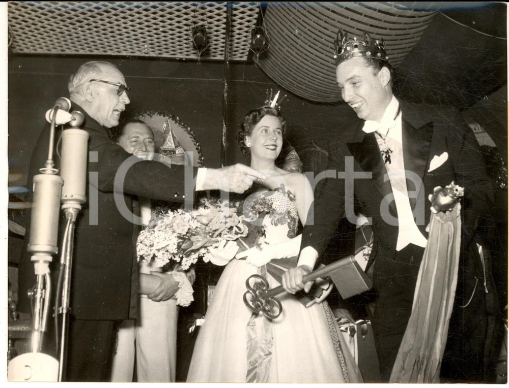 1954 MUNICH CARNIVAL Major Thomas WIMMER with the golden key - Photo 20x15 cm Fotografia d'epoca, con didascalia coeva al verso. CONDIZIONI: G FORMATO: 20x15 cm    originale e autentica 1
