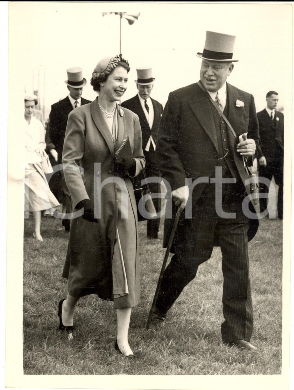 1953 EPSOM DERBY Queen ELIZABETH II in the paddock with Lord ROSEBERY *Photo Fotografia d'epoca, con didascalia coeva al verso. CONDIZIONI: FAIR (lieve piegatura al margine superiore)FORMATO: 15x20 cm    originale e autentica 1