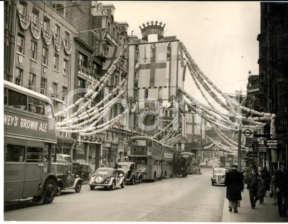 1953 LONDON Fleet Street - Decorations for Coronation Day *Photo 20x15 cm Fotografia d'epoca, con didascalia coeva al verso. CONDIZIONI: GFORMATO: 20x15 cm    originale e autentica 1