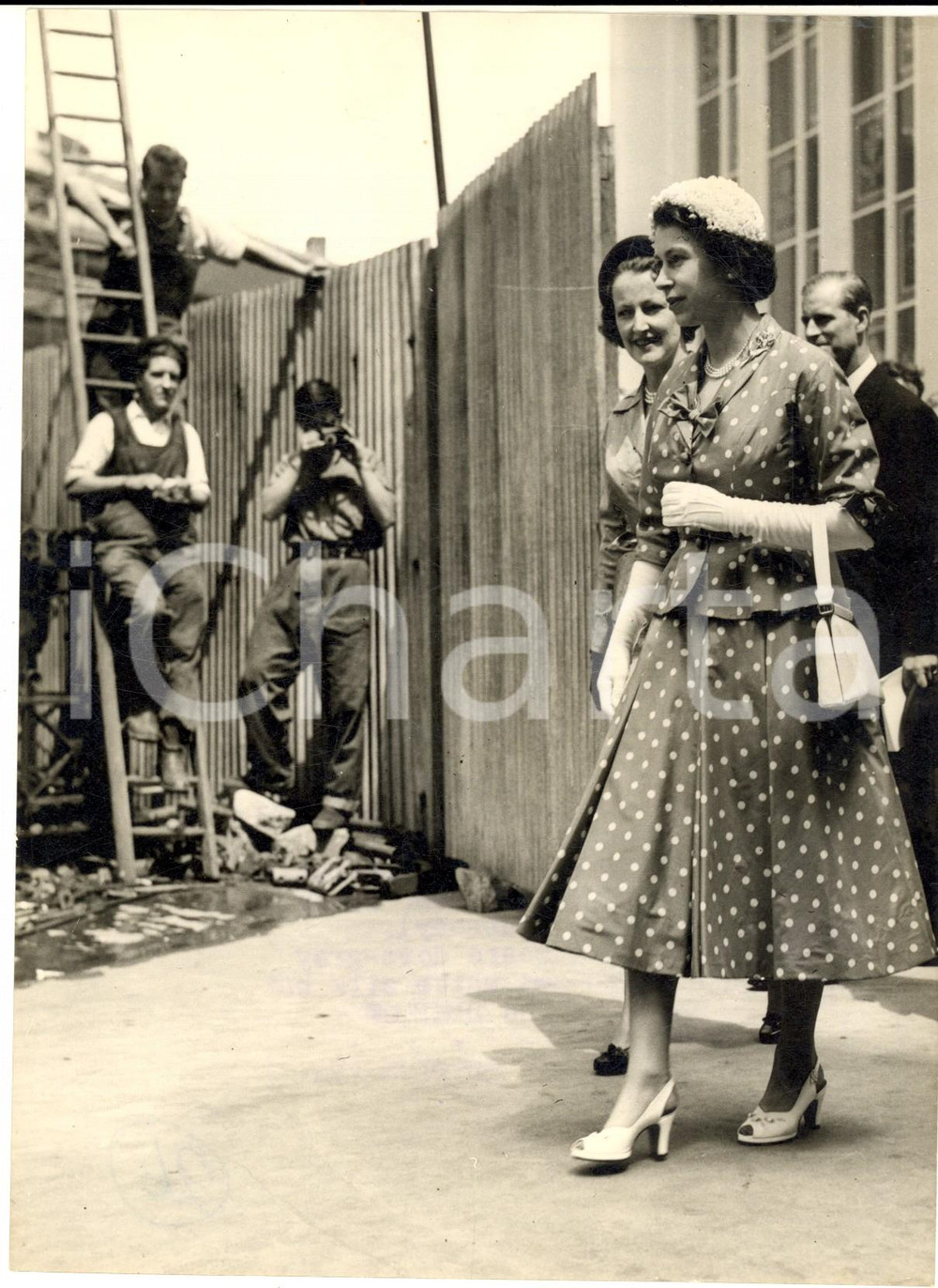 1953 LONDON Queen Elizabeth photographed by a worker *Photo 15x20 cm Fotografia d'epoca con didascalia coeva al verso.  CONDIZIONI: GFORMATO: 15x20 cm     originale e autentica 1
