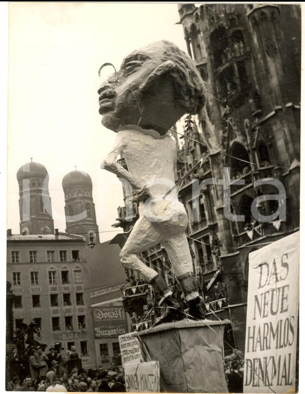 1954 MUNICH CARNIVAL Caricature of minister Wilhelm HOGNER *Photo 15x20 cm Fotografia d'epoca con didascalia coeva al verso.  CONDIZIONI: GFORMATO: 15x20 cm     originale e autentica 1