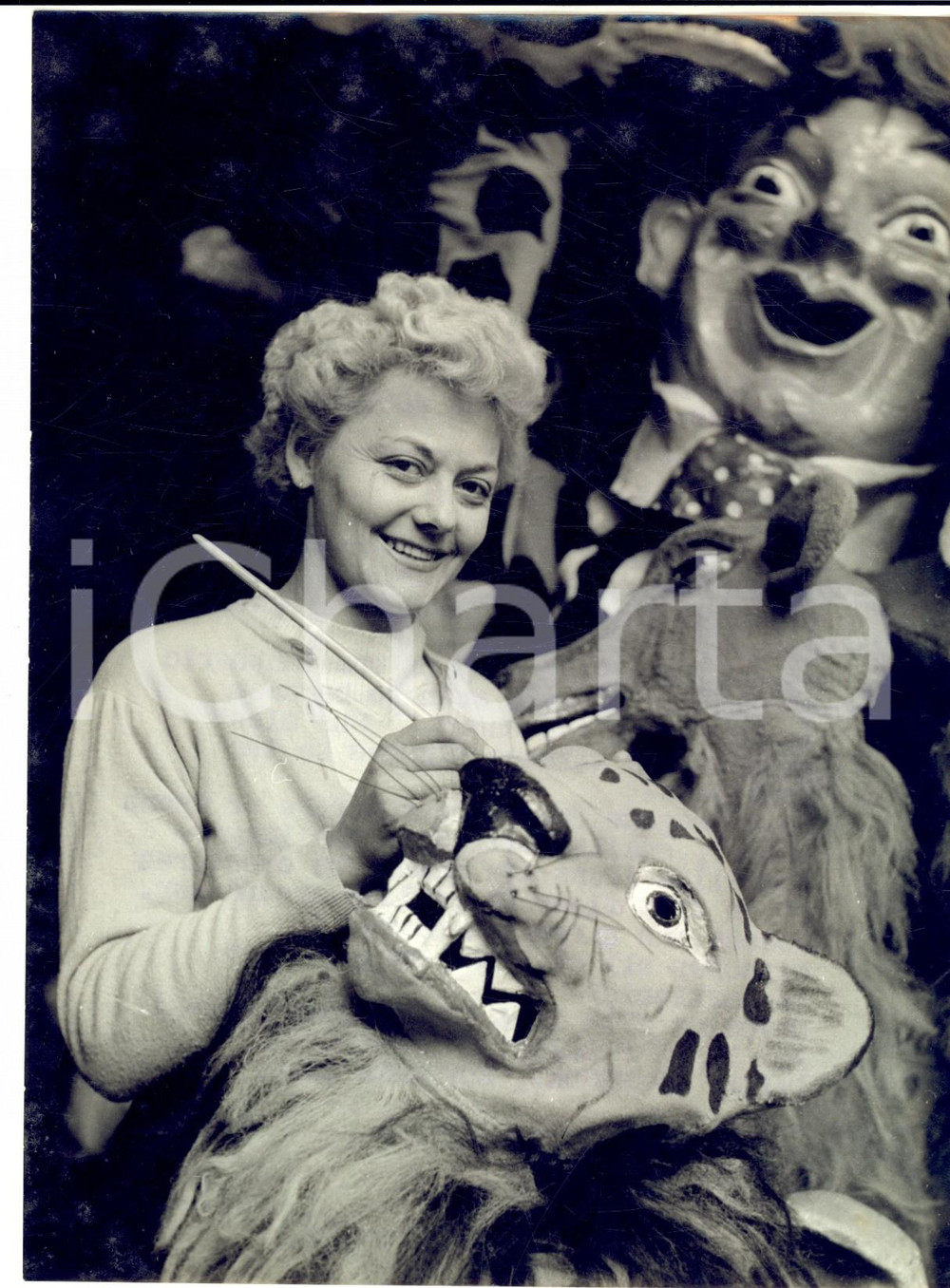1954 BRIGHTON Jeanne CRAIG making faces in her workshop *Photo 15x20 cm Fotografia d'epoca con didascalia coeva al verso.  CONDIZIONI: GFORMATO: 15x20 cm     originale e autentica 1