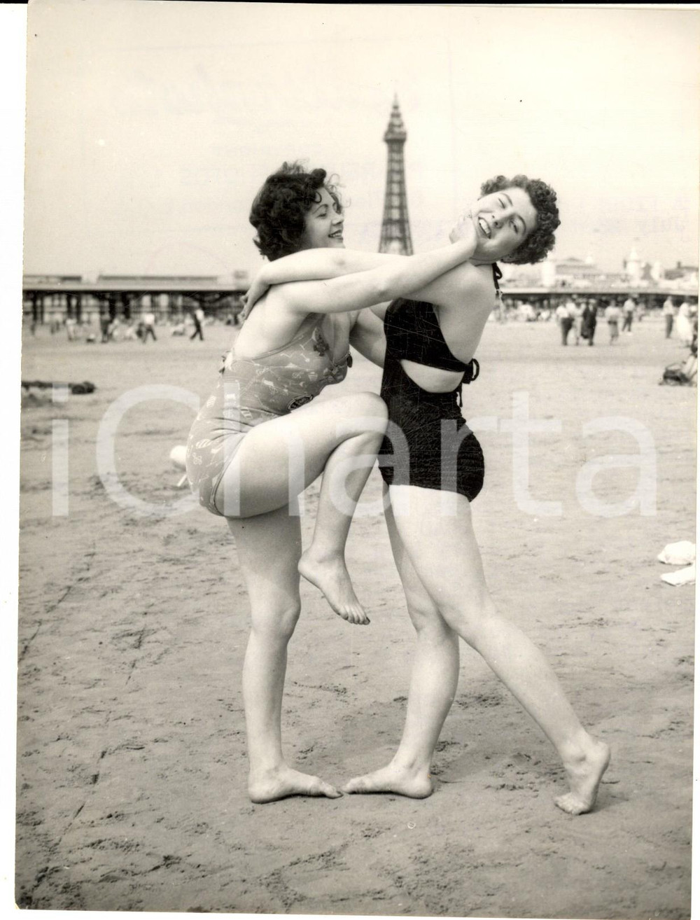 1954 BLACKPOOL Margaret HANDS Joan ALLSOPP in a life guards demonstration *Photo Fotografia d'epoca con didascalia coeva al verso.  CONDIZIONI: GFORMATO: 15x20 cm     originale e autentica 1