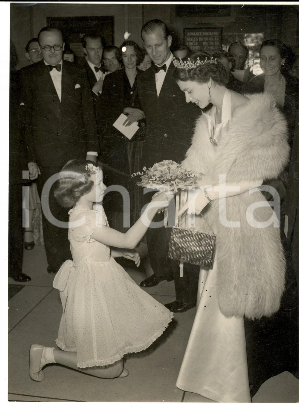 1953 LONDON OLD VIC Queen Elizabeth receives flowers from Caroline Hunt 9 *Photo Fotografia d'epoca con didascalia coeva al verso.  CONDIZIONI: G (ma lievi macchie in trasparenza)FORMATO: 15x20 cm     originale e autentica 1