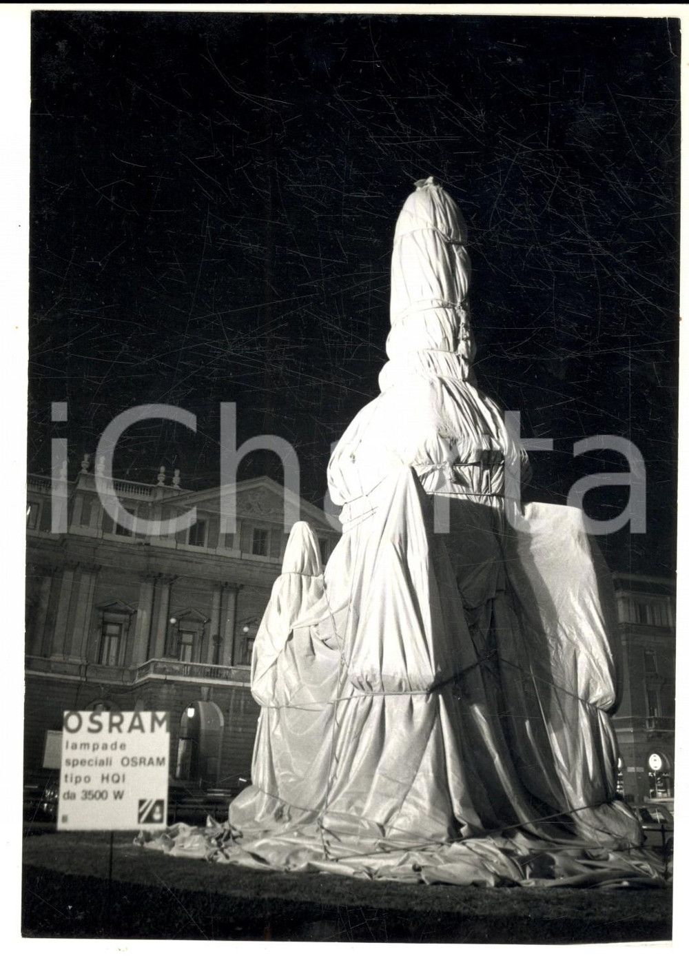 1970 MILANO Piazza Scala - Monumento a Leonardo impacchettato da CHRISTO *Foto Fotografia d'epoca con didascalia coeva.  CONDIZIONI: G (ma lieve macchia centrale in trasparenza)FORMATO:  13x18 cm    originale e autentica 1