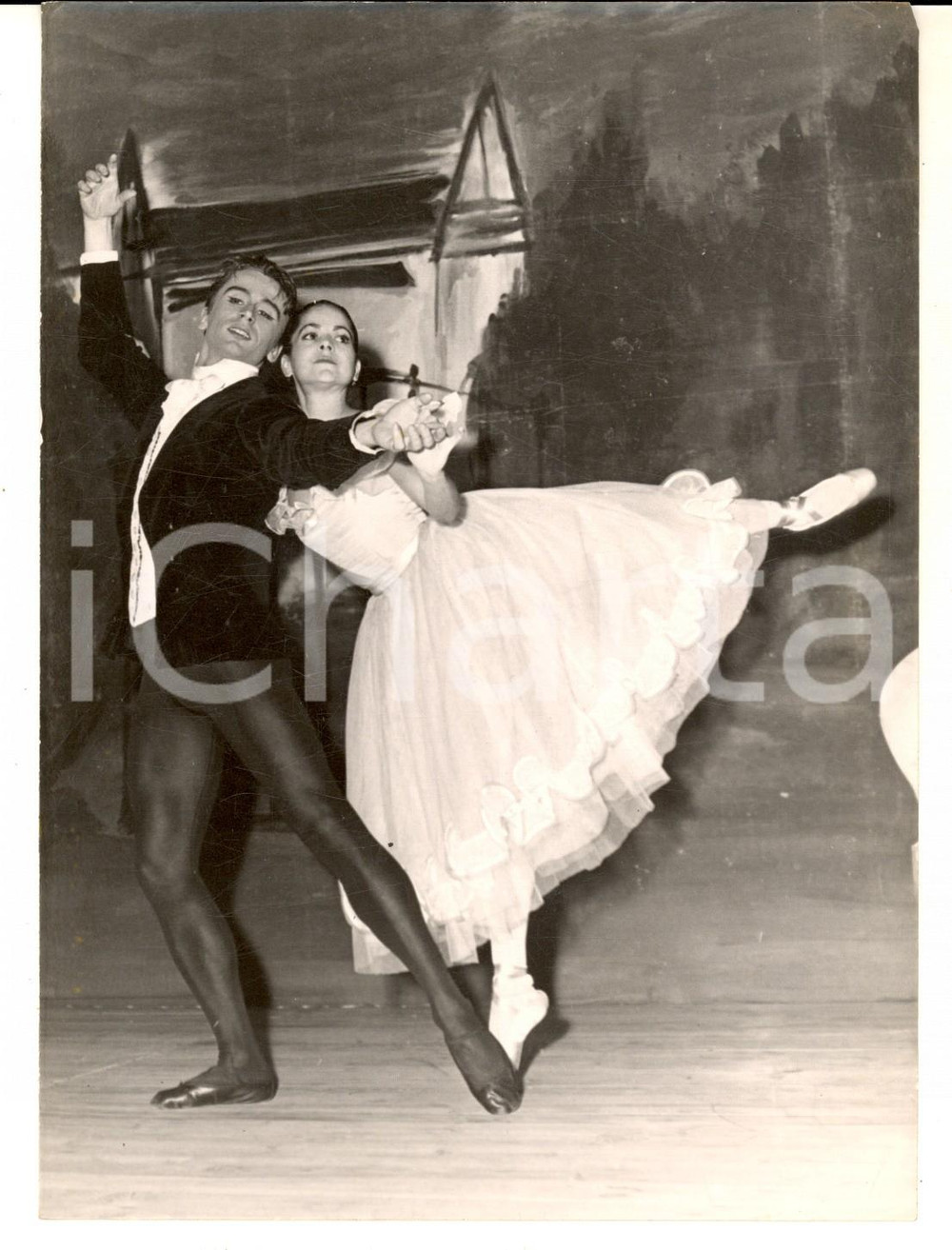1953 PARIS BALLET "L'ange gris" Kathleen GORHAM Serge GOLOVINE - Photo 13x18 Fotografia d'epoca con didascalia coeva al verso.  CONDIZIONI: G (ma lieve sovraimpressione) CONDIZIONI: 13x18 cm    originale e autentica 1