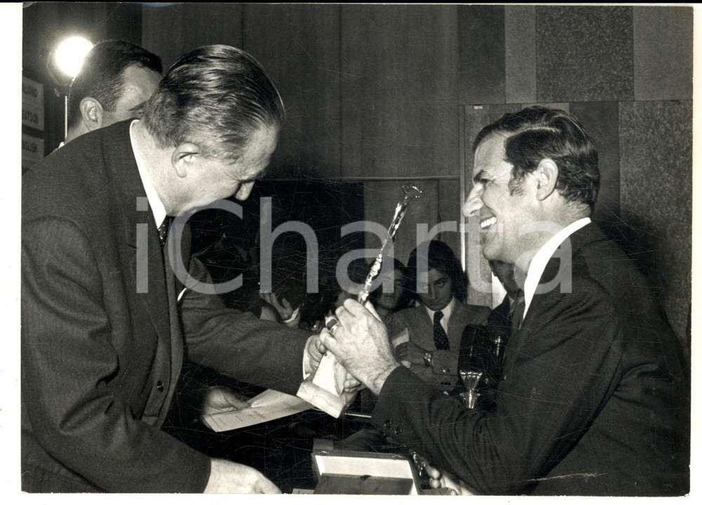 1970 MILANO Giuseppe PELLA consegna a Enrico LEGLER il "Premio QualitÃ " *Foto Fotografia d'epoca con didascalia coeva.  CONDIZIONI: G (ma lievi piegature)FORMATO:  18x13 cm    originale e autentica 1