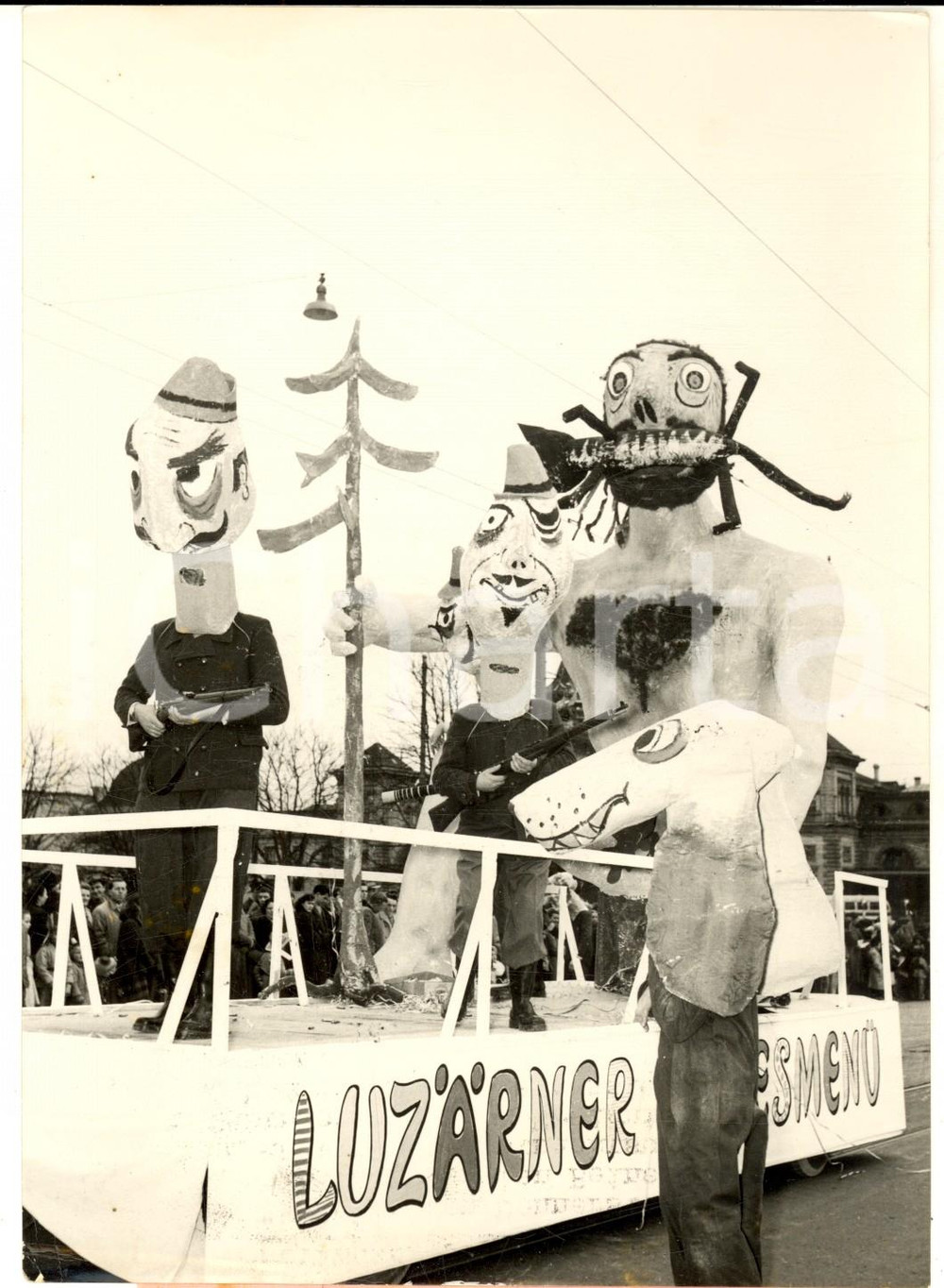 1954 LUZERNER FASTNACHT Die Gesellschaft FIDELITAS - Revue *Photo 13x18 cm Fotografia d'epoca con didascalia coeva al verso.  CONDIZIONI: G (ma lievi piegature angolari)FORMATO: 13x18 cm     originale e autentica 1
