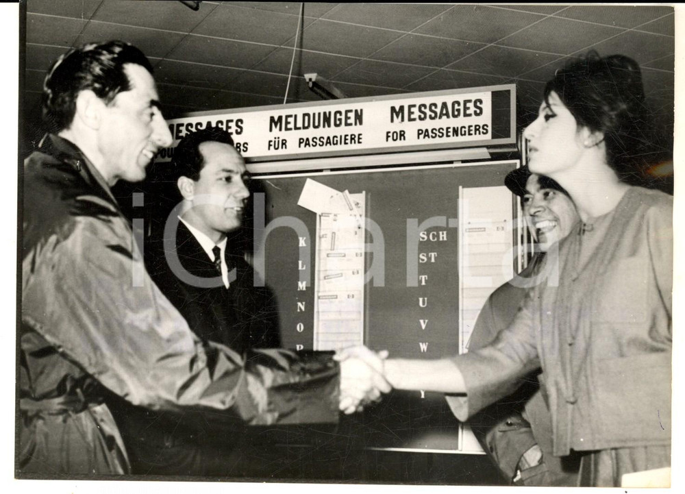 1959 ZURIGO Sophia LOREN incontra Fausto COPPI all'aeroporto - Foto 18x13 cm Fotografia d'epoca con didascalia coeva al verso.  CONDIZIONI: GFORMATO: 18x13 cm     originale e autentica 1