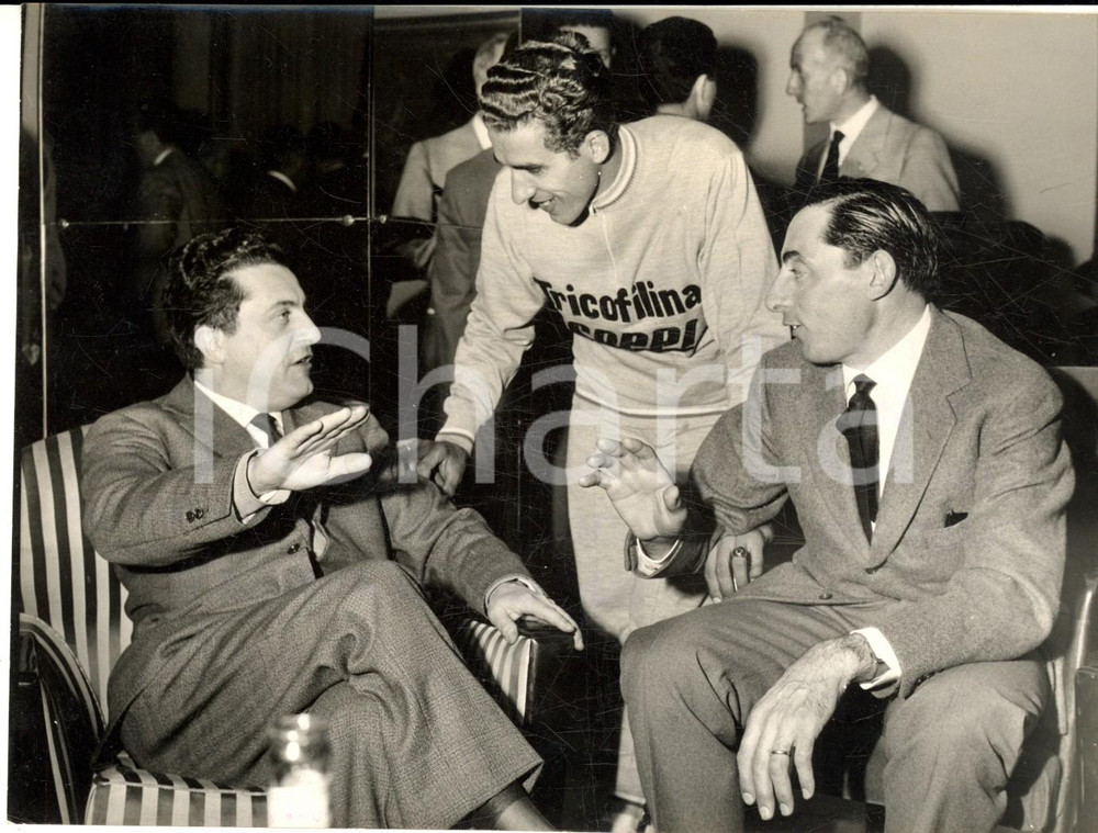 1959 MILANO Hotel DUOMO - Vincenzo TORRIANI Federico BAHAMONTES Fausto COPPI Fotografia d'epoca con didascalia coeva al verso.  CONDIZIONI: GFORMATO: 18x13 cm     originale e autentica 1