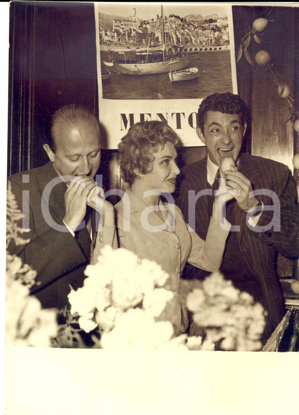 1957 PARIS Prix Orange et Citron  - Yves CIAMPI Line RENAUD Jean-Claude PASCAL  Fotografia d'epoca con didascalia coeva.  CONDIZIONI: GFORMATO: 13x18 cm     originale e autentica 1