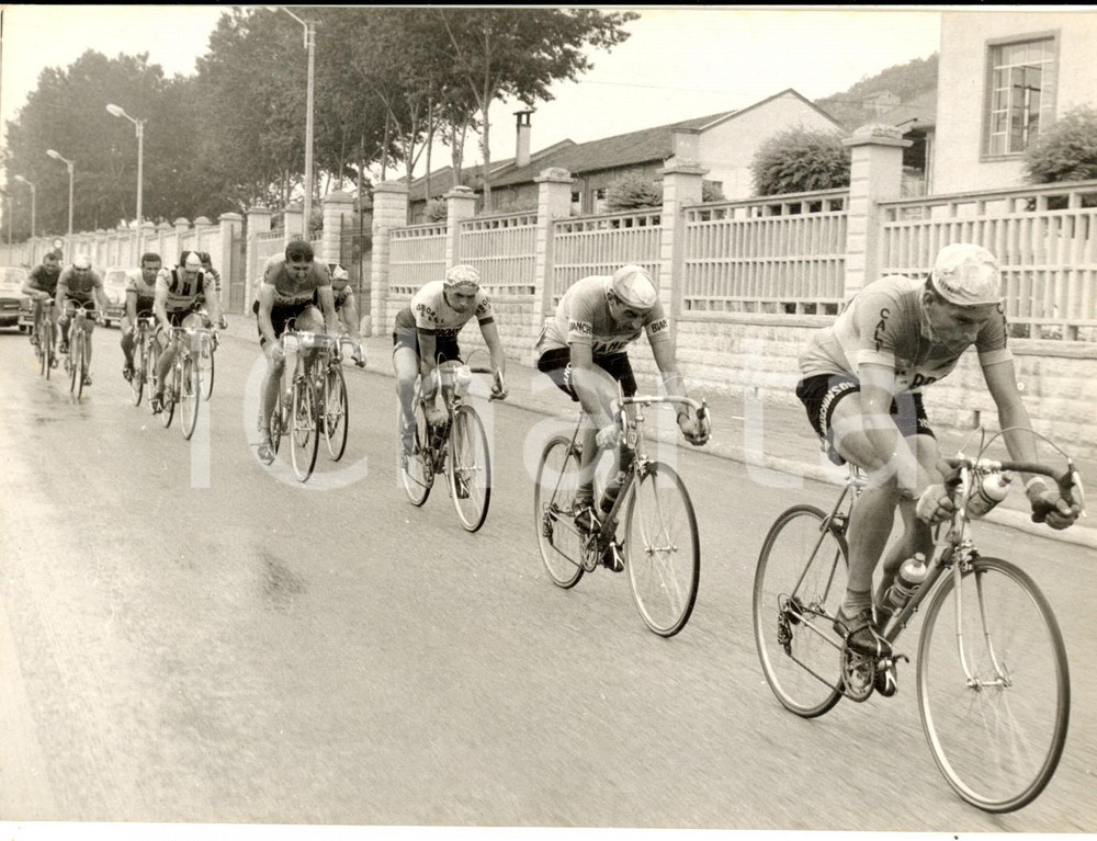 1958 GIRO D'ITALIA CICLISMO 5^ Tappa - Il gruppo verso MONDOVI' - Foto Fotografia d'epoca con didascalia coeva al verso. CONDIZIONI: GFORMATO: 18x13 cm     originale e autentica 1