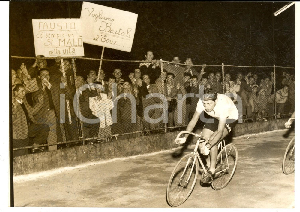 1953 PAVIA CICLISMO - Cartelli pro BARTALI al passaggio di Fausto COPPI Fotografia d'epoca con didascalia coeva al verso.  CONDIZIONI: GFORMATO: 18x13 cm     originale e autentica 1