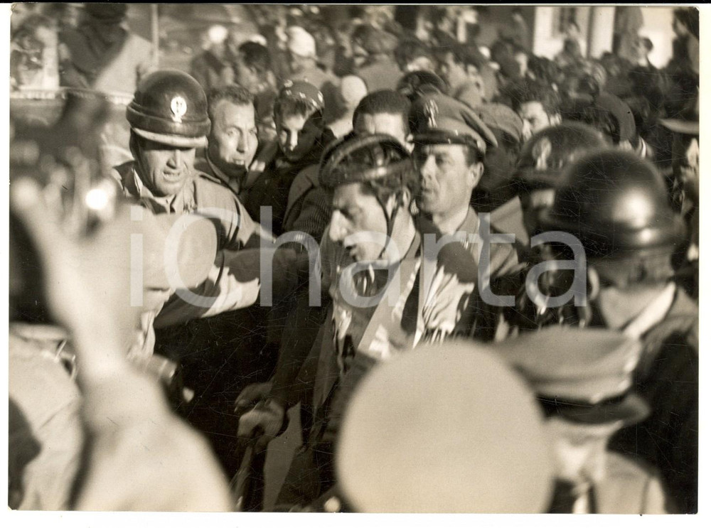 1955 GIRO D'ITALIA  Fausto COPPI vittorioso dopo una tappa di montagna *Foto Fotografia d'epoca con didascalia coeva al verso. CONDIZIONI: G (ma lieve sovraimpressione)FORMATO: 18x13 cm     originale e autentica 1