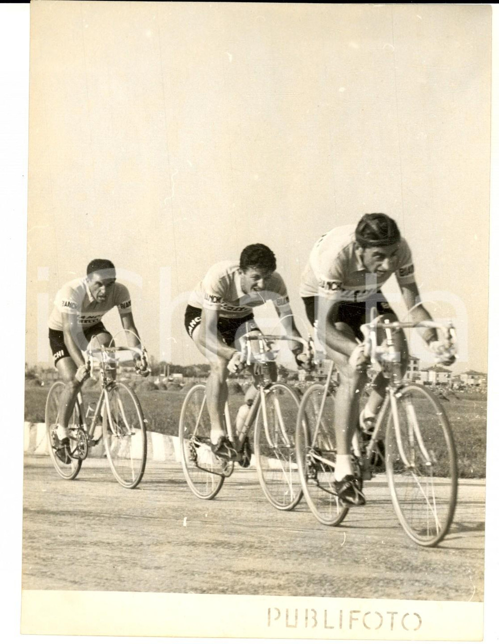 1955 GIRO D'ITALIA  Fausto COPPI corre verso la vittoria - Foto 13x18 cm Fotografia d'epoca con didascalia coeva al verso. CONDIZIONI: G (ma lieve sovraimpressione)FORMATO: 13x18 cm     originale e autentica 1