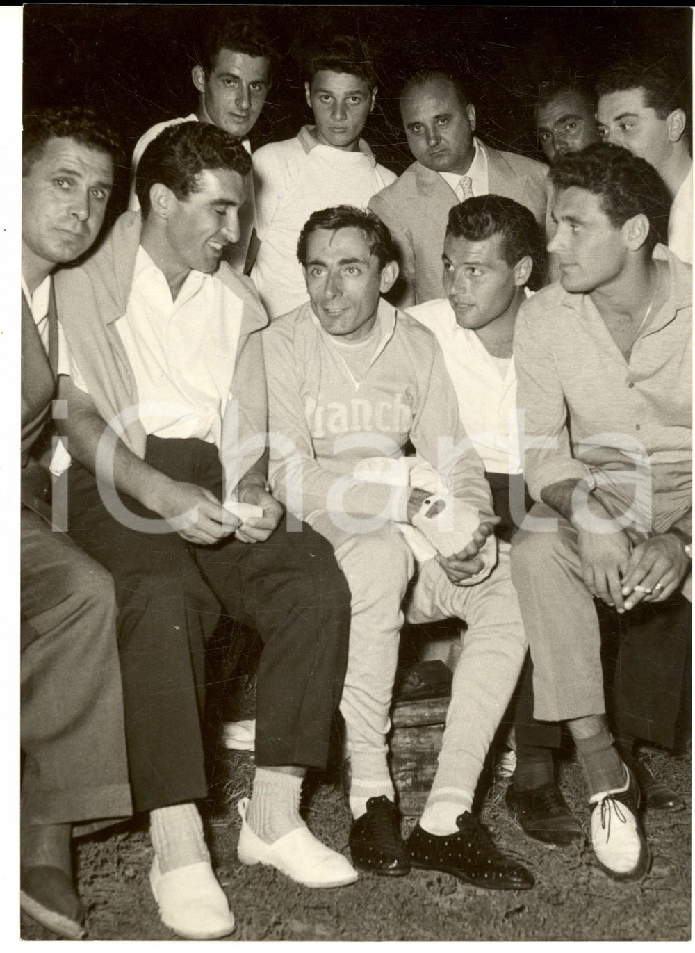 1954 ROMA APPIO Riunione ciclistica - Fausto COPPI tra i giocatori della Roma  Fotografia d'epoca con didascalia coeva al verso. CONDIZIONI: G FORMATO: 13x18 cm     originale e autentica 1