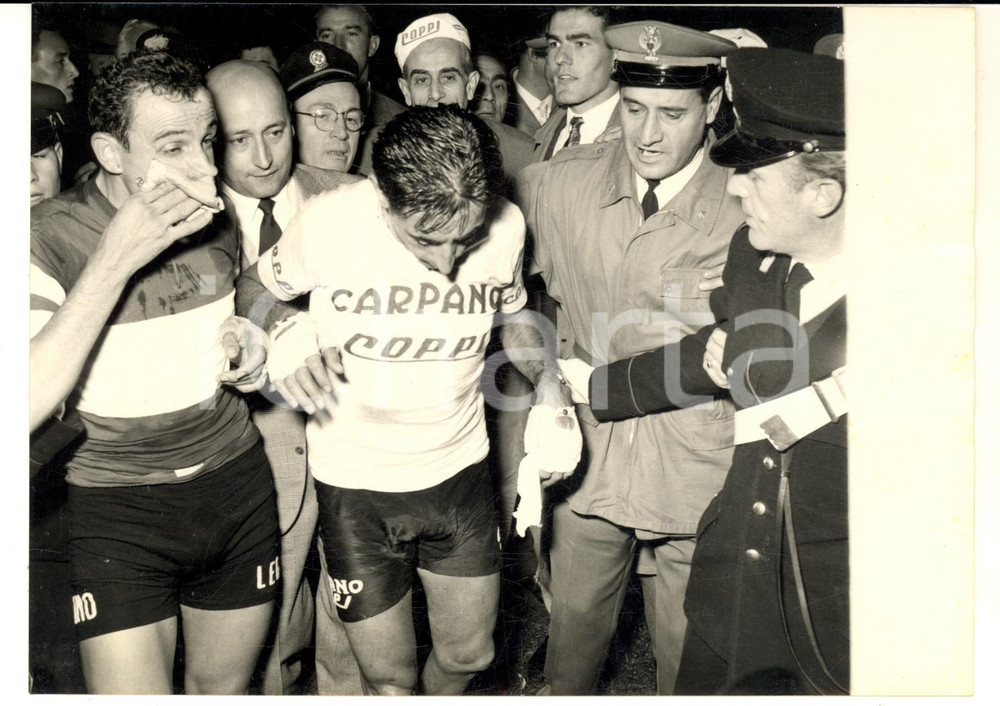 1957 CICLISMO TROFEO BARACCHI Fausto COPPI ed Ercole BALDINI vincitori - Foto  Fotografia d'epoca con didascalia coeva al verso. CONDIZIONI: G (ma lieve ondulazione al margine destro)FORMATO: 18x13 cm      originale e autentica 1