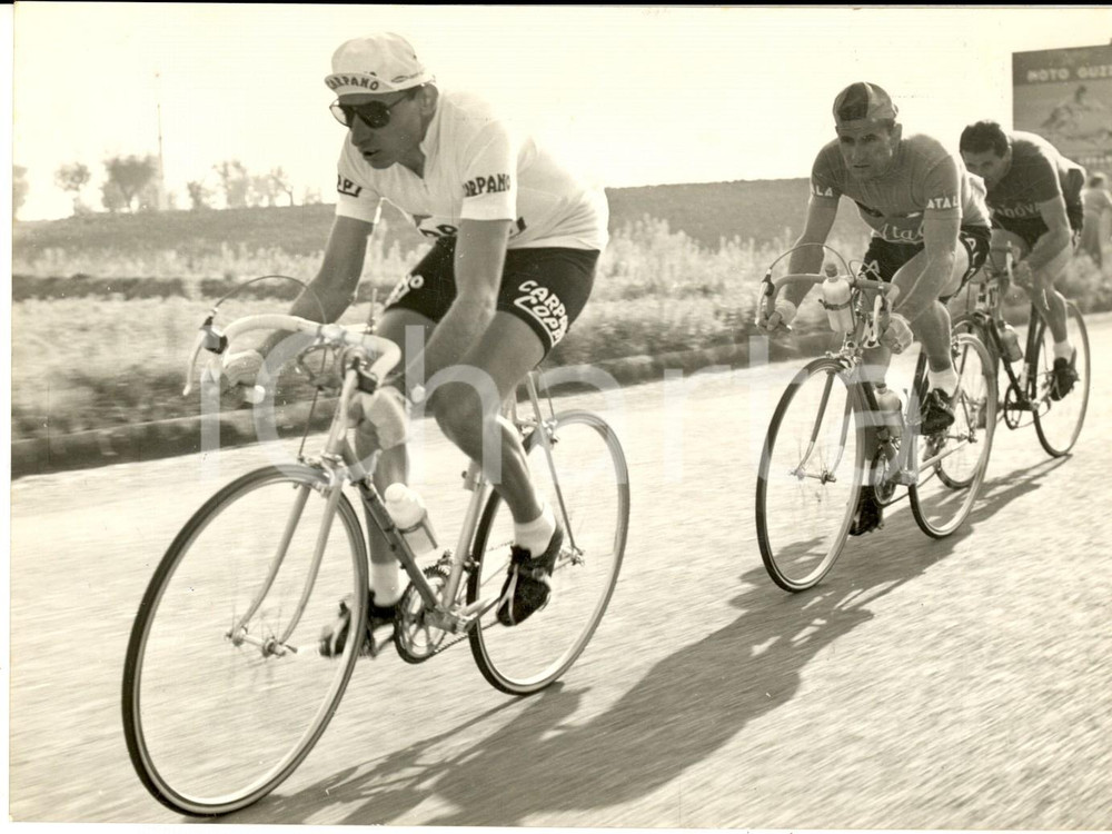 1957 GIRO DELL'EMILIA Fausto COPPI alla guida del gruppo - Foto 18x13 cm Fotografia d'epoca con didascalia coeva al verso. CONDIZIONI: G      originale e autentica 1