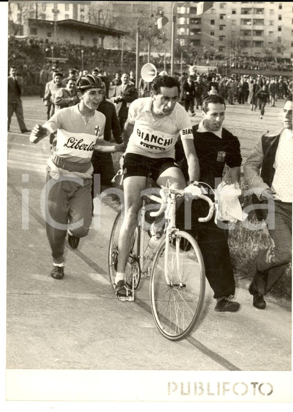 1954 CICLISMO GIRO DELLA CAMPANIA Vincitore Fausto COPPI dopo l'arrivo - Foto Fotografia d'epoca con didascalia coeva al verso. CONDIZIONI: GFORMATO: 13x18 cm     originale e autentica 1