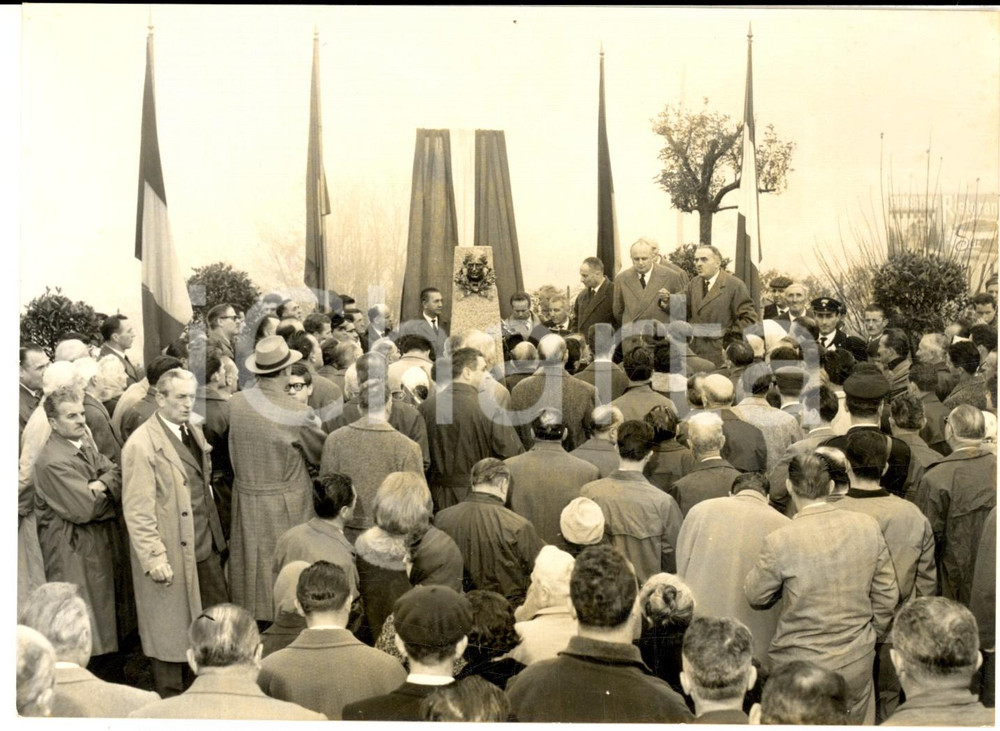 1960 MADONNA DEL GHISALLO Scoprimento busto di Fausto COPPI - Foto 18x13 Fotografia d'epoca con didascalia coeva al verso. CONDIZIONI: G      originale e autentica 1