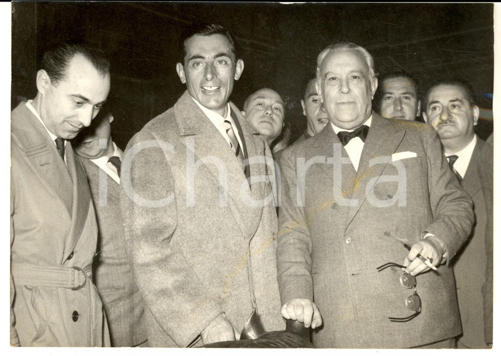 1958 ROMA GIORNALE D'ITALIA Fausto COPPI alla punzonatura Giro di Sardegna *Foto Fotografia d'epoca con didascalia coeva al verso. CONDIZIONI: G (ma lieve alone)      originale e autentica 1