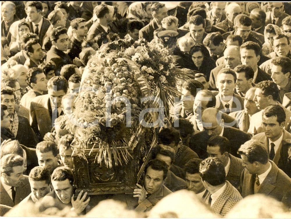 1960 CASTELLANIA Funerali di Fausto COPPI -Passaggio della bara - Foto 18x13 Fotografia d'epoca con didascalia coeva al verso. CONDIZIONI: G       originale e autentica 1