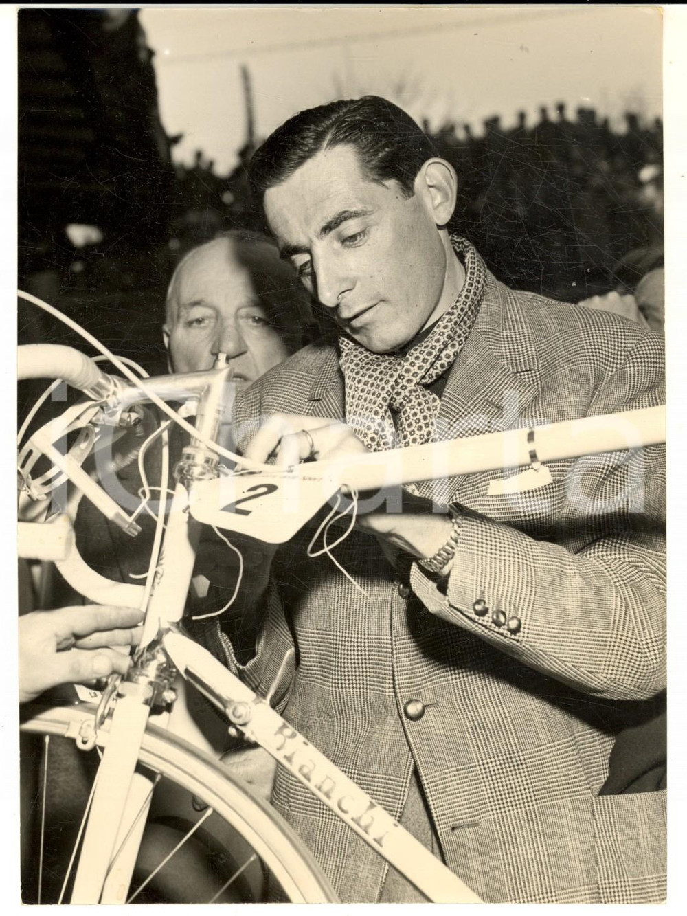1955 ca MILANO CICLISMO Ritratto di Fausto COPPI con la sua bicicletta - Foto Fotografia d'epoca con didascalia coeva al verso. CONDIZIONI: G FORMATO: 13x18 cm     originale e autentica 1