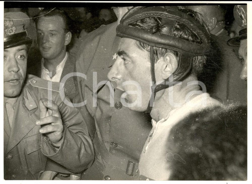 1954 LECCO CICLISMO GIRO DELLA SVIZZERA Fausto COPPI protetto dalla polizia FOTO Fotografia d'epoca con didascalia coeva al verso. CONDIZIONI: GFORMATO: 18x13 cm     originale e autentica 1