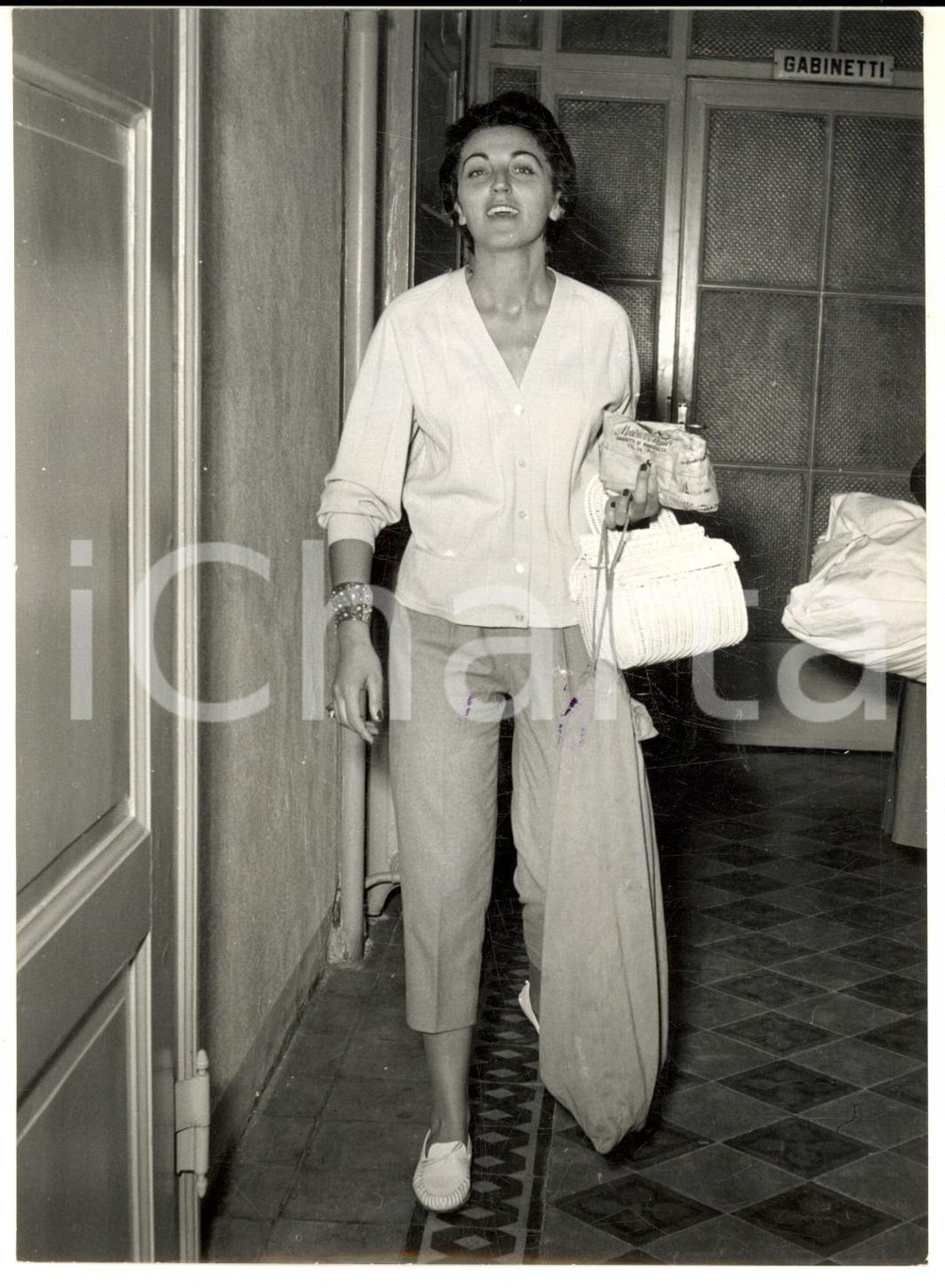 1954 MILANO La "Dama Bianca" Giulia OCCHINI prima dell'arresto per adulterio  Fotografia d'epoca con didascalia coeva al verso. CONDIZIONI: G FORMATO: 13x18 cm     originale e autentica 1