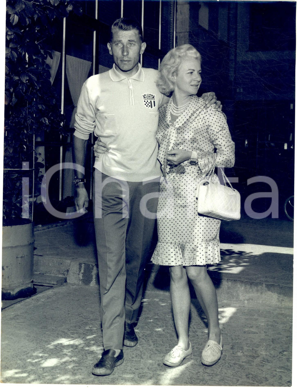 1966 PARMA CICLISMO Jacques ANQUETIL a passeggio con la moglie *Foto 24x18 cm Fotografia d'epoca con didascalia coeva al verso.  CONDIZIONI: G FORMATO: 24x18 cm    originale e autentica 1