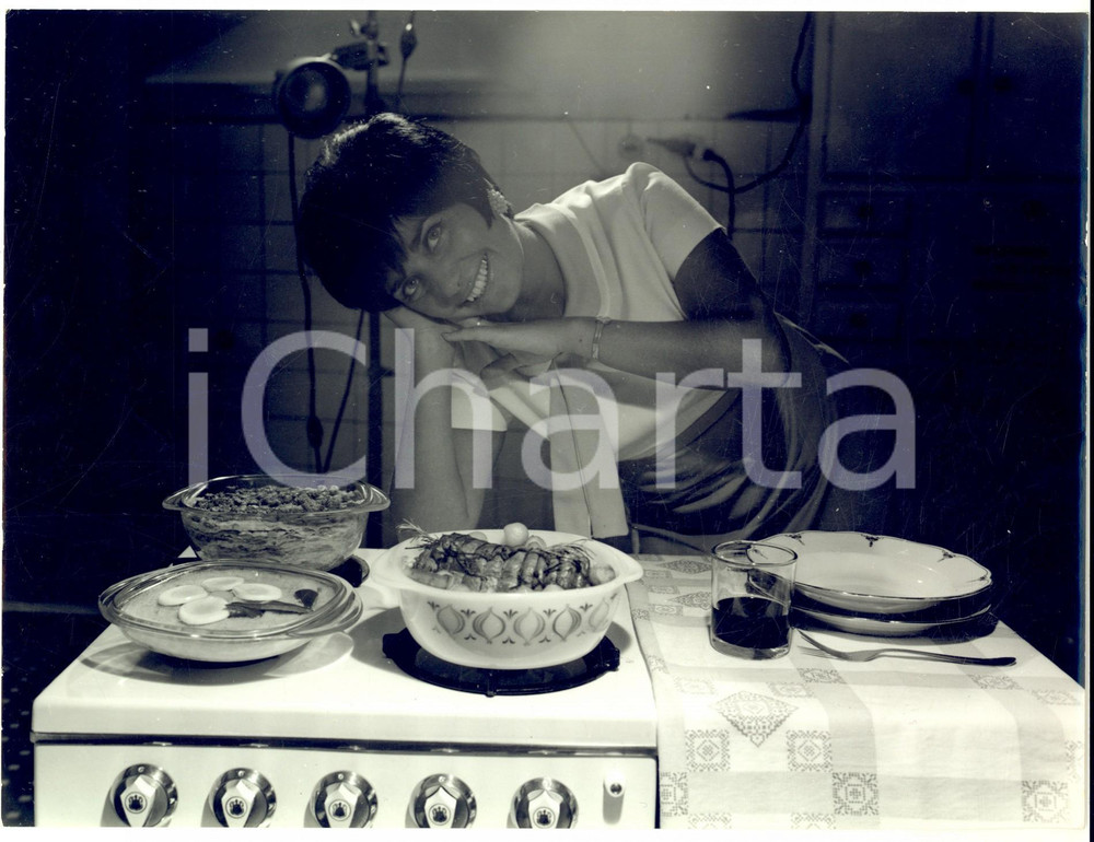1960 ca ITALIA CUCINA Donna presenta i suoi piatti *Foto COSTUME 24x18 cm Fotografia d'epoca con didascalia coeva.  CONDIZIONI: G (lieve piegatura)       originale e autentica 1