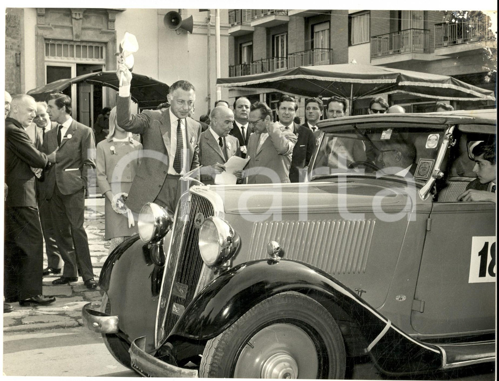 1966 VILLAR PEROSA Centenario nascita Giovanni AGNELLI - FIAT-  L'Avvocato *Foto Fotografia d'epoca con didascalia coeva al verso.  CONDIZIONI: G FORMATO: 24x18 cm    originale e autentica 1