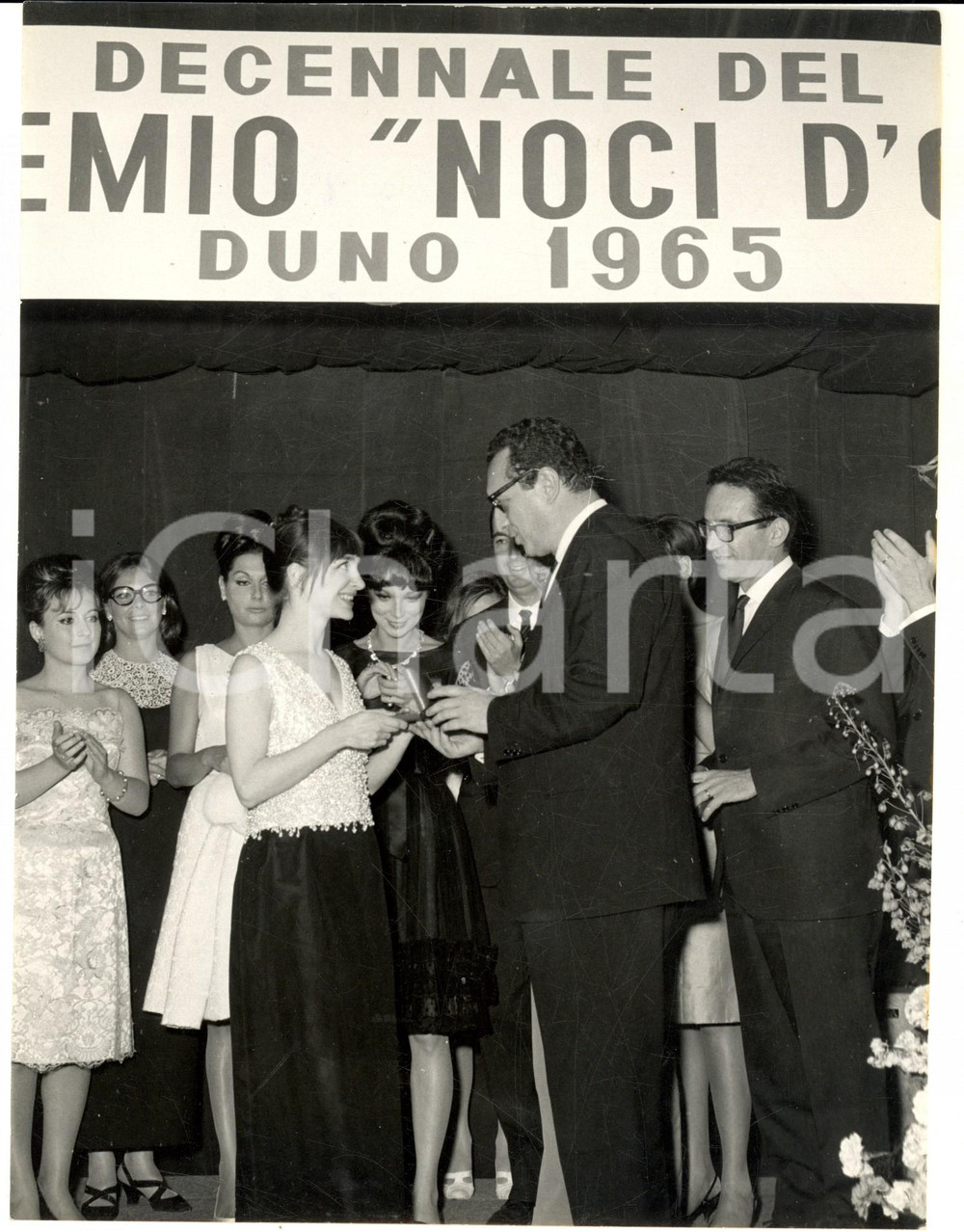 1965 DUNO Premio "Noci d'oro" Teatro - Cinema - Tv - Adriana ASTI *Foto 18x24 Fotografia d'epoca, con didascalia coeva al verso.  CONDIZIONI: G     originale e autentica 1