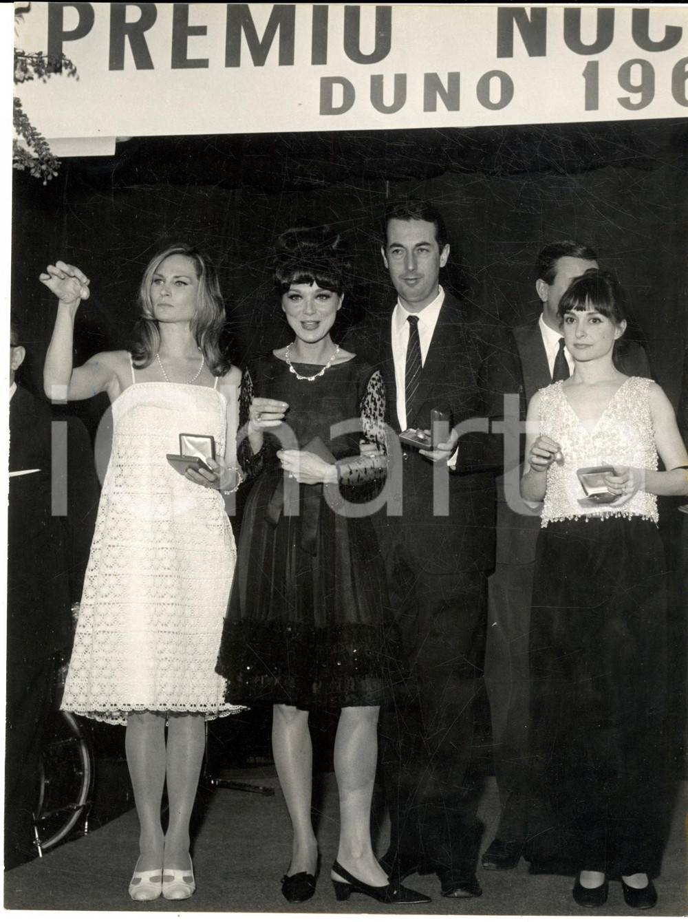 1965 DUNO Premio "Noci d'oro" Gaia GERMANI Maurizio SCAPARRO Adriana ASTI *Foto Fotografia d'epoca, con didascalia coeva al verso.  CONDIZIONI: FAIR (graffi superficiali) FORMATO: 18x24 cm    originale e autentica 1