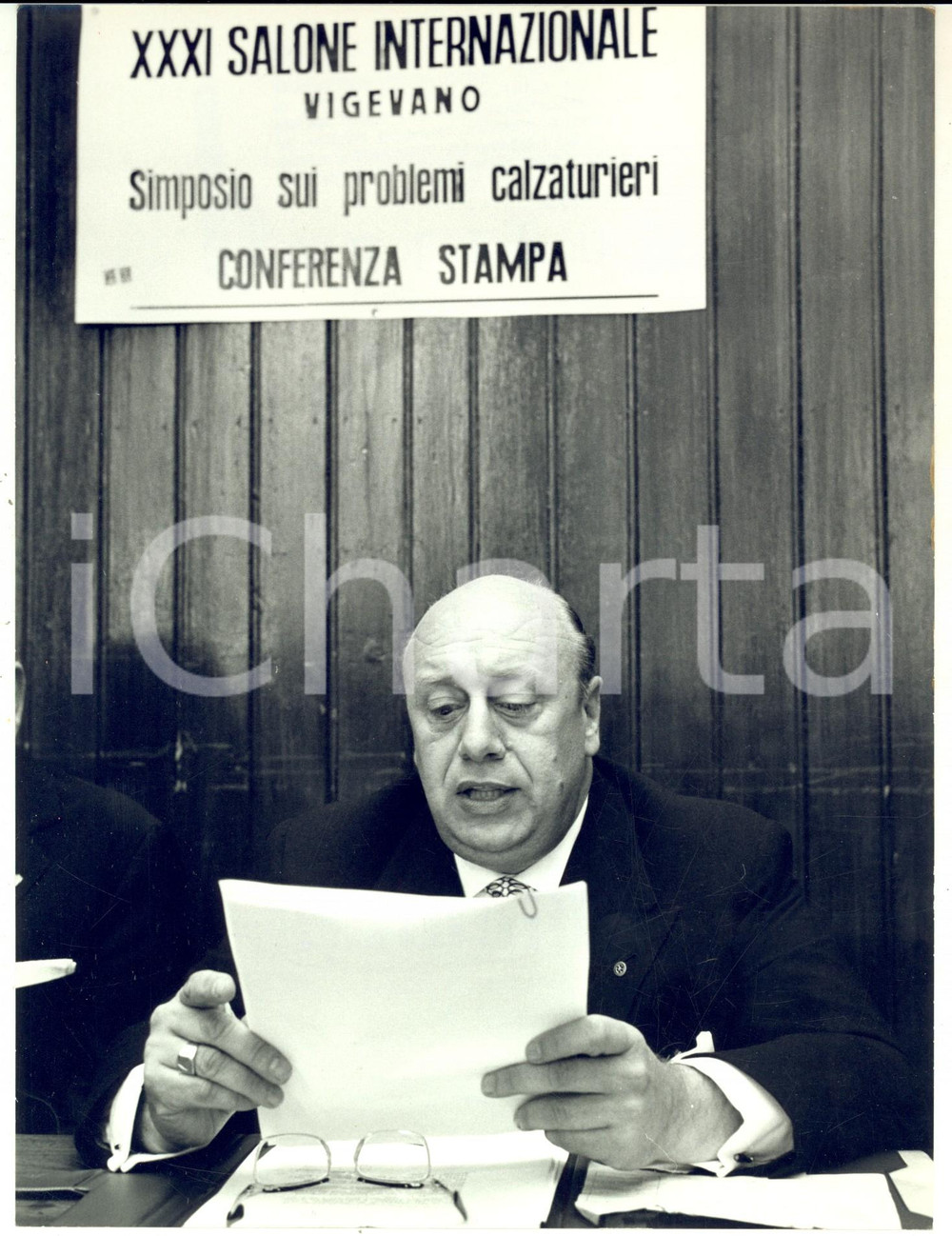 1967 VIGEVANO Salone Calzatura - Torello PUCCINI in conferenza stampa - Foto Fotografia d'epoca, con didascalia coeva al verso.  CONDIZIONI: FAIR (piegatura al lato destro) FORMATO:  18x24 cm    originale e autentica 1