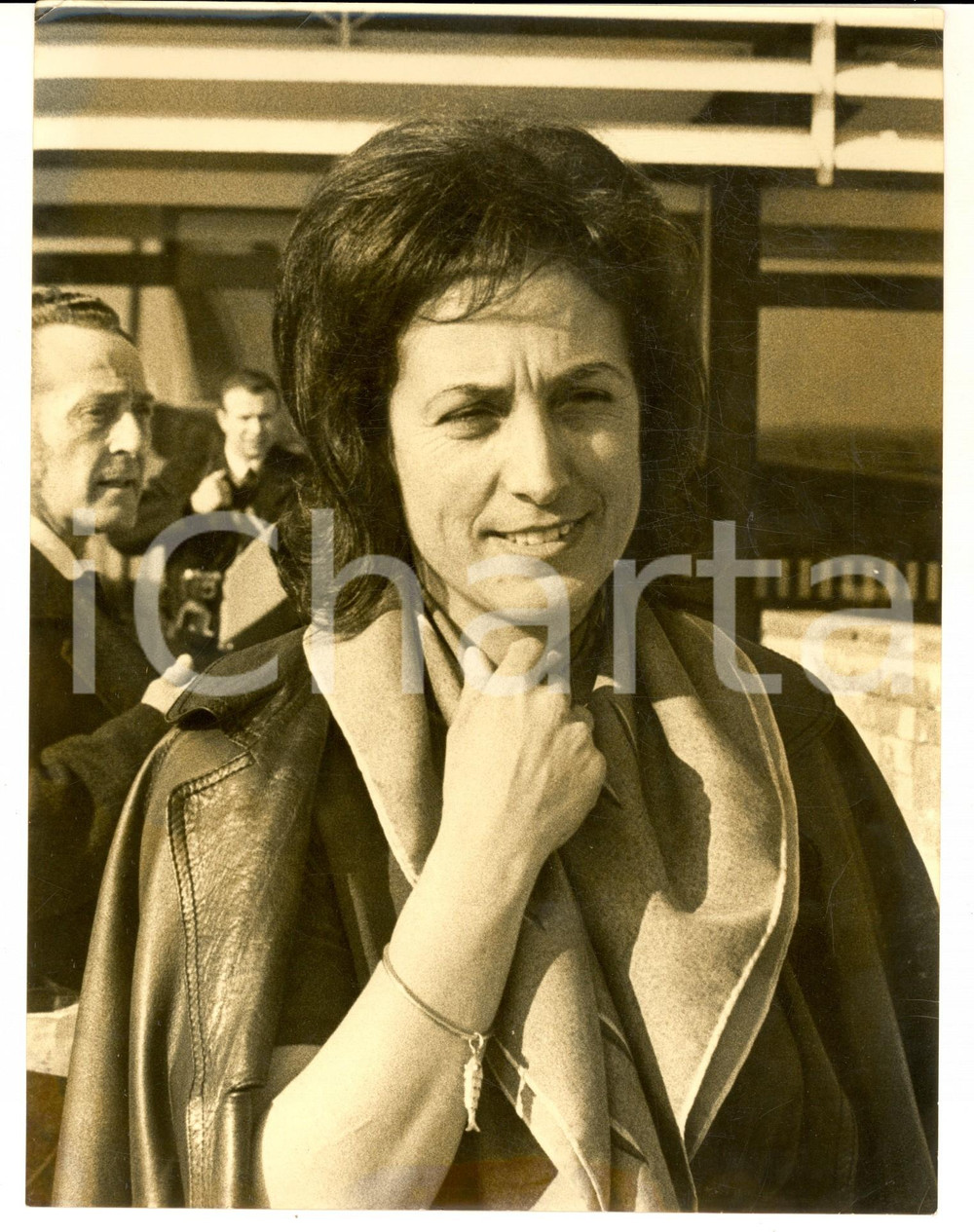 1965 MILANO La scrittrice Milena MILANI in partenza per New York - Foto 18x24 Fotografia d'epoca, con didascalia coeva al verso.  CONDIZIONI: G FORMATO:  18x24 cm    originale e autentica 1