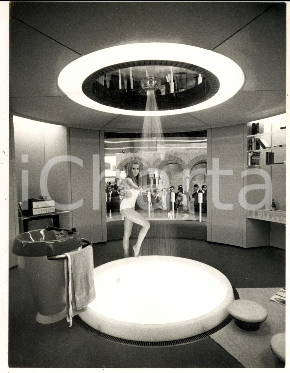 1968 MILANO Salone Materie Plastiche - Bagno-soggiorno in plexiglas  *Foto 18x24 Fotografia d'epoca, con didascalia coeva al verso.  CONDIZIONI: G (ma piegatura all'angolo superiore sinistro) FORMATO:  18x24 cm    originale e autentica 1