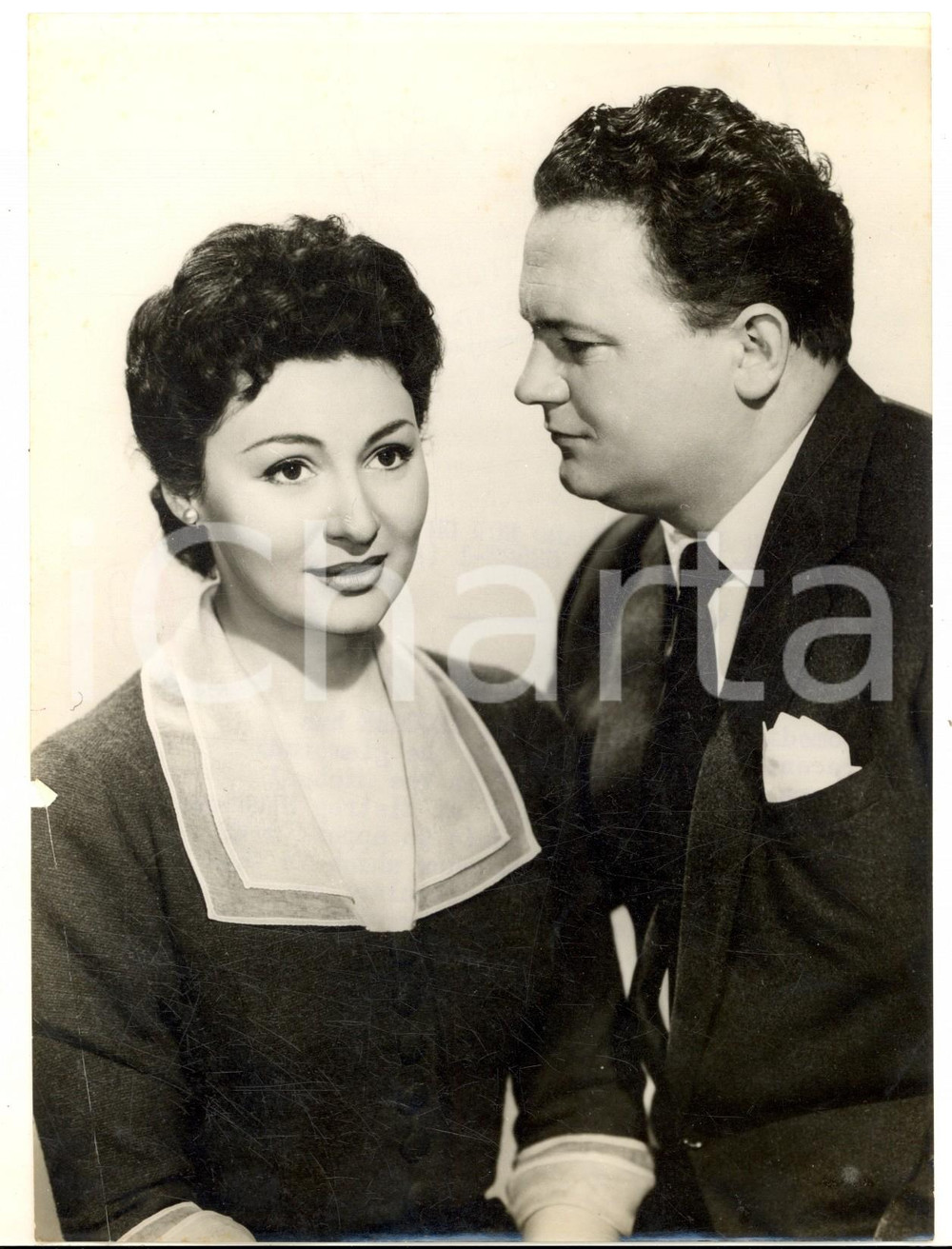 1957 CINEMA Film "Davy" Adele LEIGH and Harry SECOMBE - Photo 15x20 cm Fotografia d'epoca, con didascalia coeva al verso.  CONDIZIONI: POOR (piegatura profonda al lato sinistro, con piccolo taglio) FORMATO:  15x20 cm    originale e autentica 1