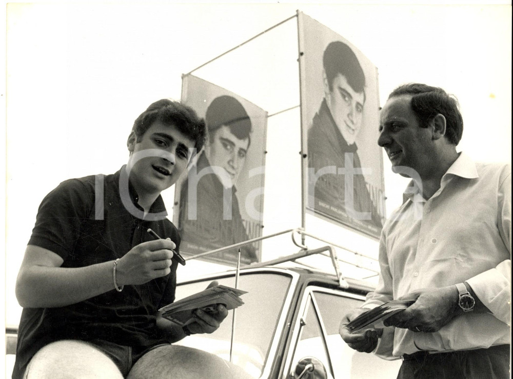 1965 CANTAGIRO Ritratto del cantante VALENTINO con il padre *Foto 24x18 Fotografia d'epoca, con didascalia coeva al verso.  CONDIZIONI: G (ma sovraimpressione)     originale e autentica 1