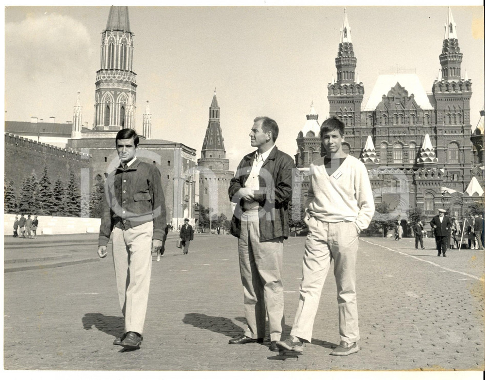 1965 CANTAGIRO MOSCA I cantanti in visita alla Piazza Rossa - Foto 24x18 Fotografia d'epoca, con didascalia coeva al verso.  CONDIZIONI: FAIR (ma lieve piegatura al margine superiore)     originale e autentica 1