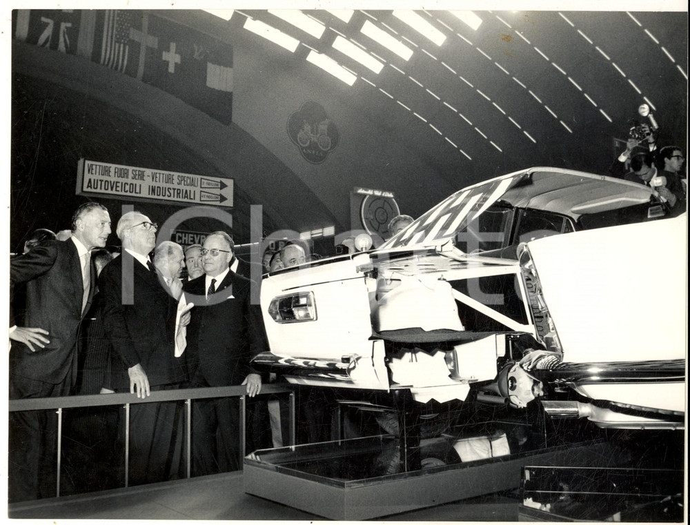 1957 TORINO Salone dell'Auto - Gianni AGNELLI e Giuseppe SARAGAT allo stand FIAT Fotografia d'epoca, con didascalia coeva al verso.  CONDIZIONI: G FORMATO: 24x18 cm    originale e autentica 1
