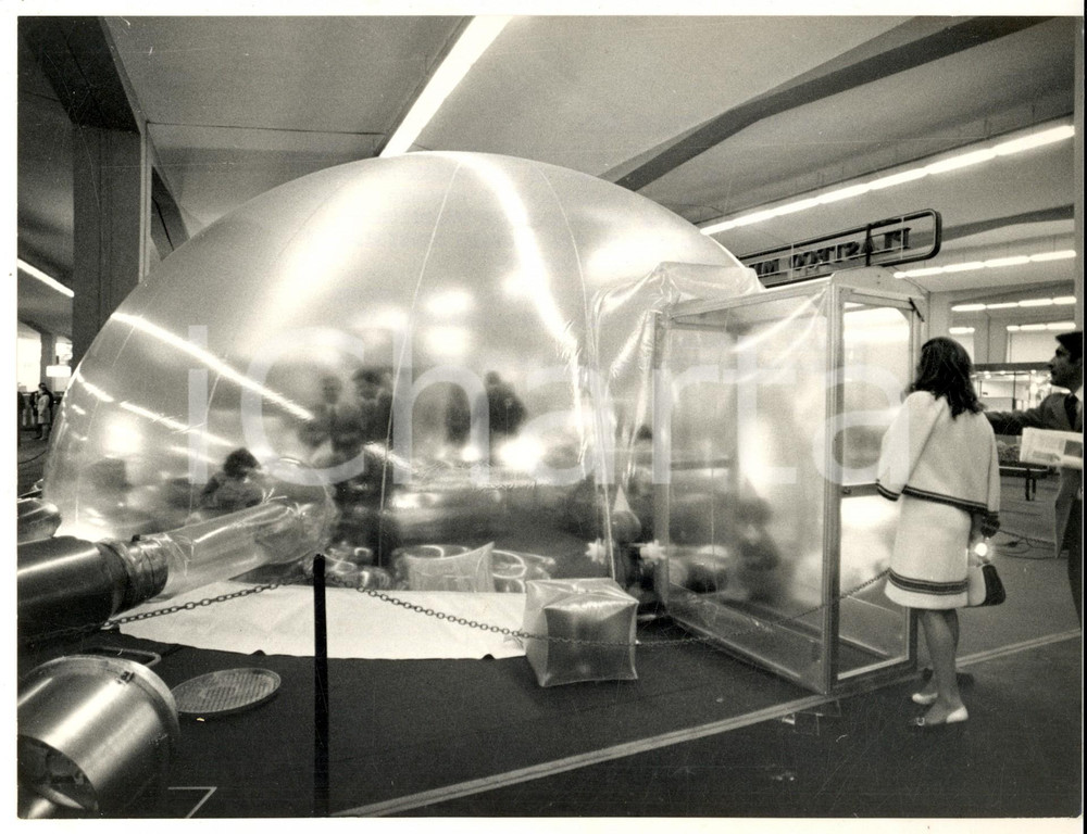 1968 MILANO "PLAST 68" - Igloo in plastica con tunnel d'ingresso - Foto 24x18 Fotografia d'epoca, con didascalia coeva al verso.  CONDIZIONI: G     originale e autentica 1