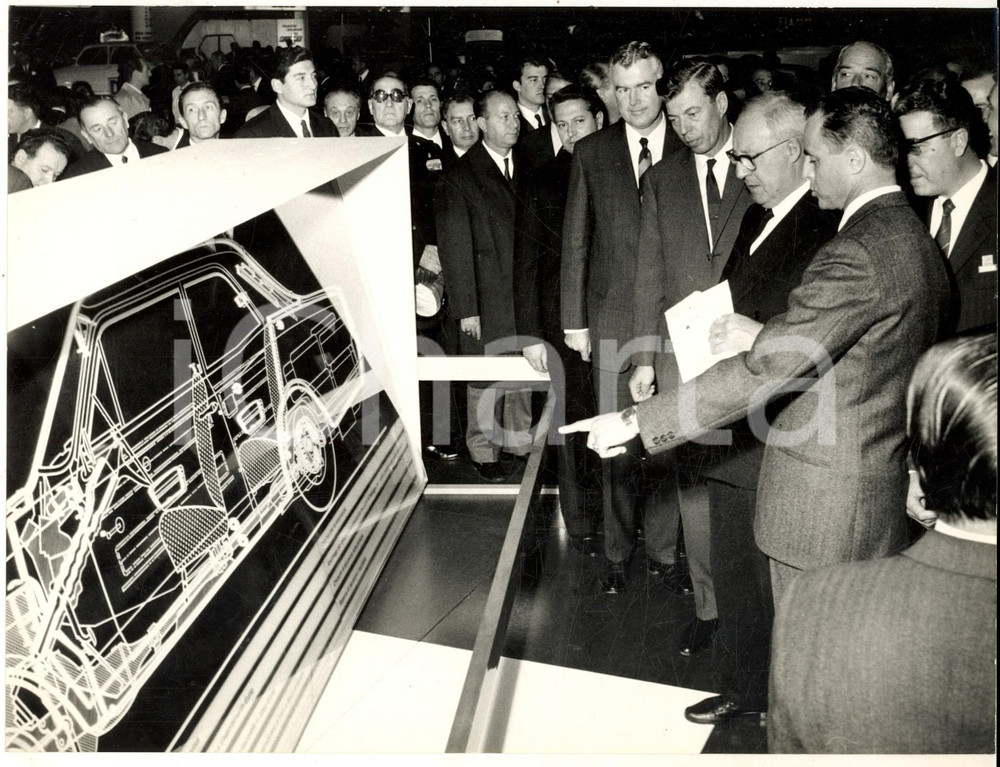 1967 TORINO Salone dell'Auto - Giuseppe SARAGAT allo stand GENERAL MOTORS Foto Fotografia d'epoca, con didascalia coeva al verso.  CONDIZIONI: G FORMATO: 24x18 cm    originale e autentica 1