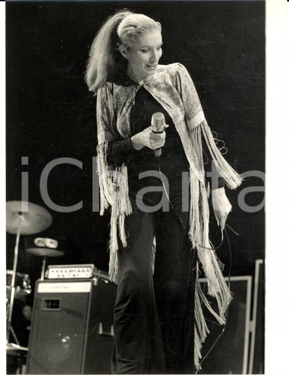 1969 CANTAGIRO Iva ZANICCHI sul palco con abito a frange - Foto 18x24 cm Fotografia d'epoca, con didascalia coeva al verso.  CONDIZIONI: G     originale e autentica 1