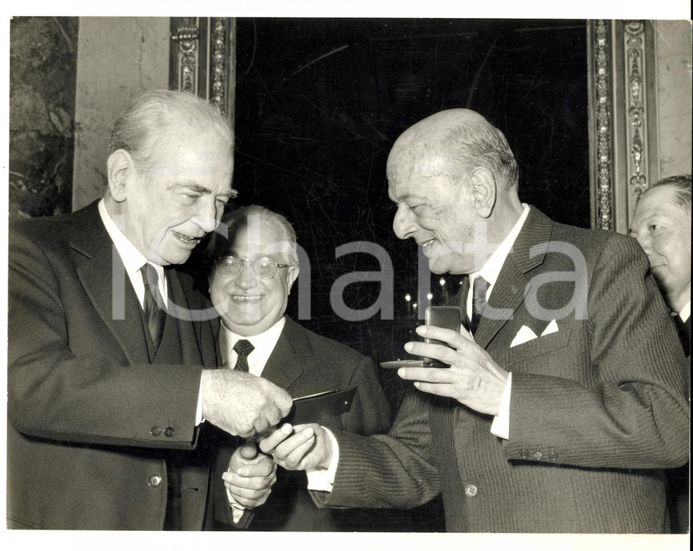 1968 MILANO Premio REZZARA a Raffaele MATTIOLI di Banca Commerciale Italiana Fotografia d'epoca, con didascalia coeva al verso.  CONDIZIONI: G (ma lievi piegature) FORMATO: 24x18 cm    originale e autentica 1